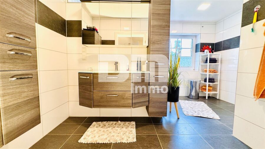 Hochklassiges Einfamilienhaus mit Einliegerwohnung in Bestlage auf großem Traumgrundstück - OG / DG Badezimmer / Dusche ebenerdig